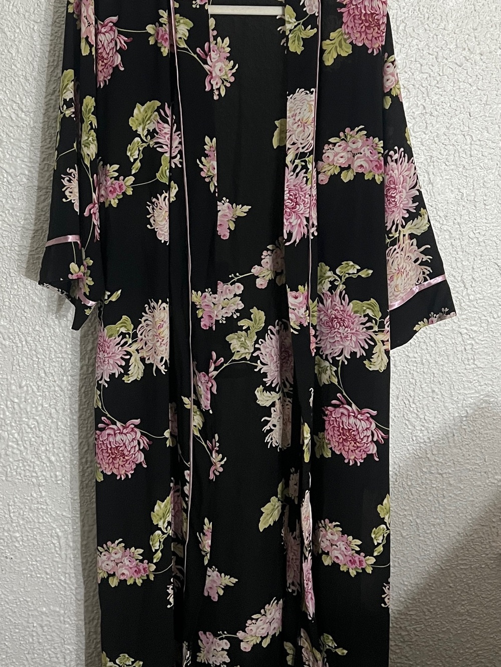 Oscar de la Renta Black Floral Kimono Robe with Pink and Green Flowers